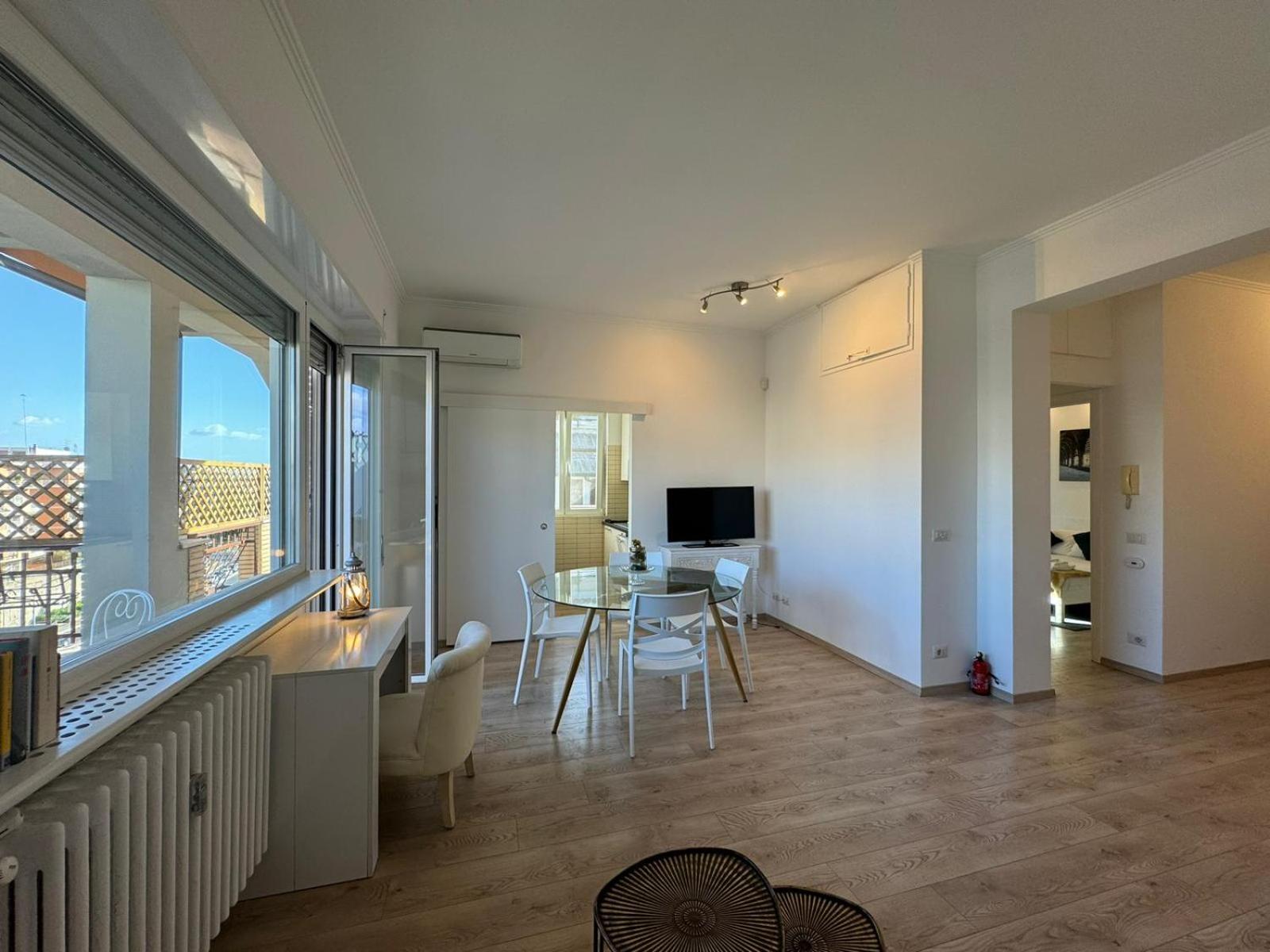 Apartment Bright And Residential With Terrace Rom