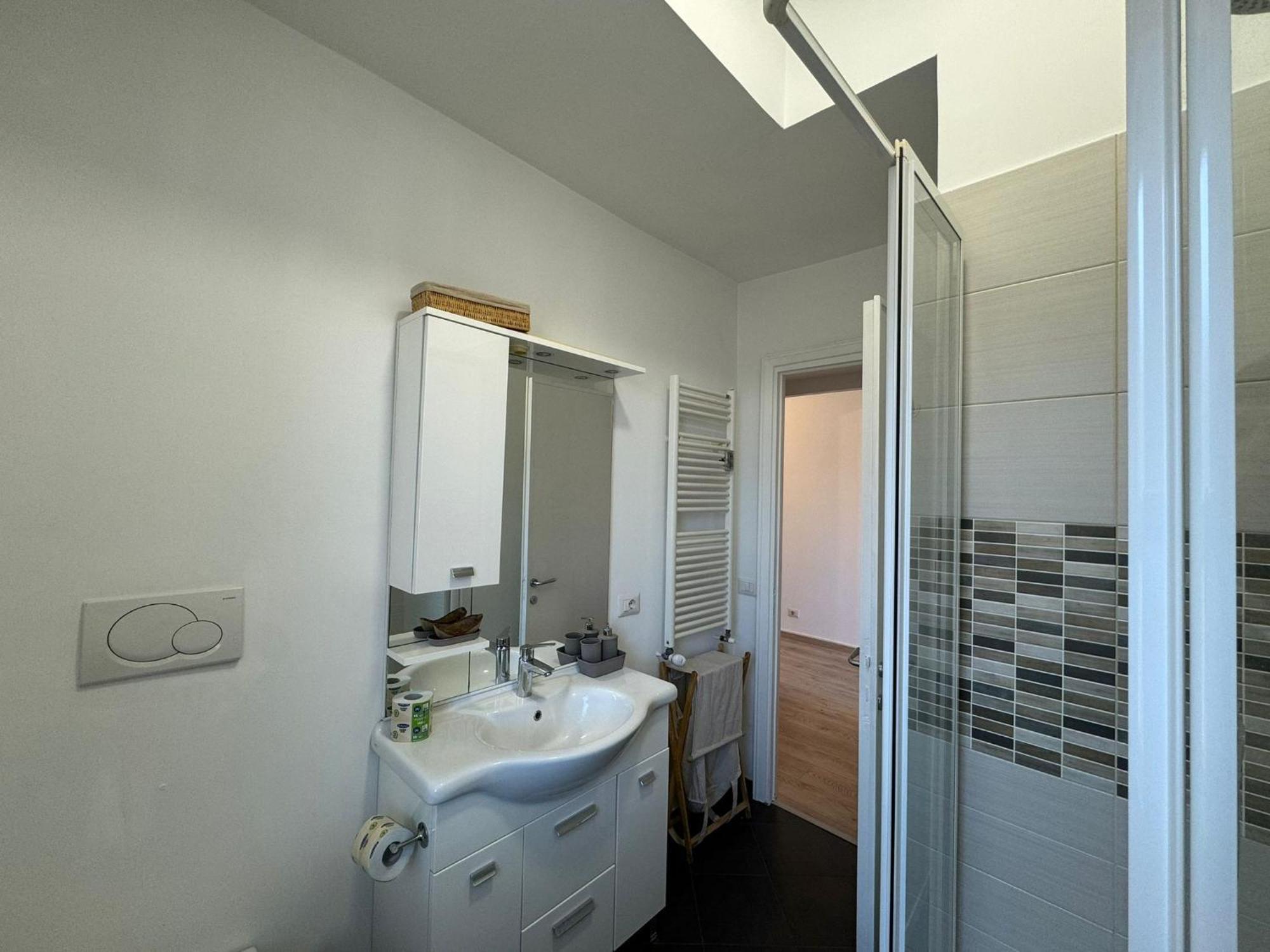 Bright And Residential With Terrace * Rom